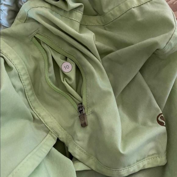 Lululemon Tracker shorts - Picture 5 of 5